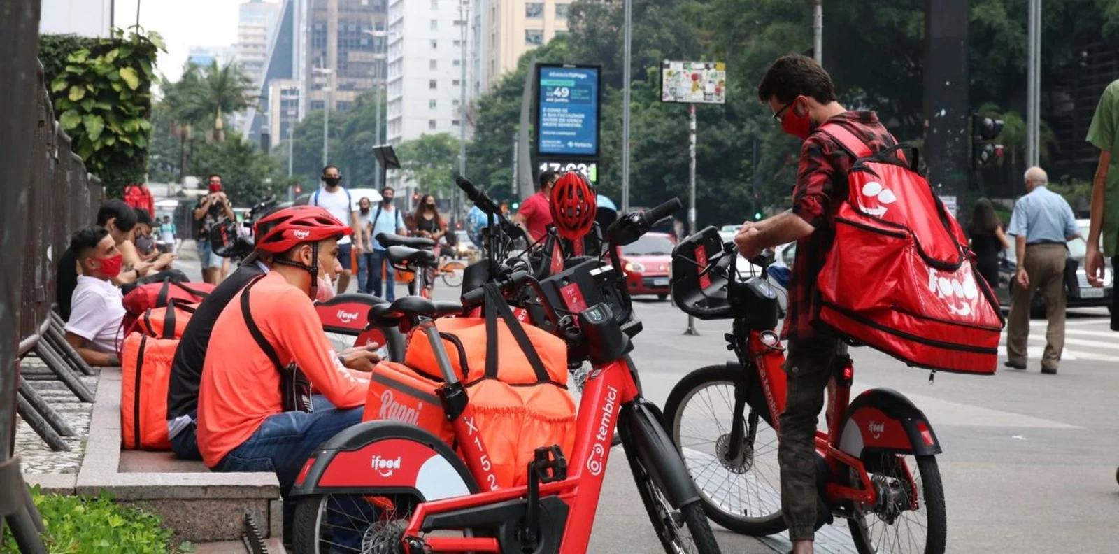 Jornadas extensas e baixa remuneração marcam o trabalho uberizado